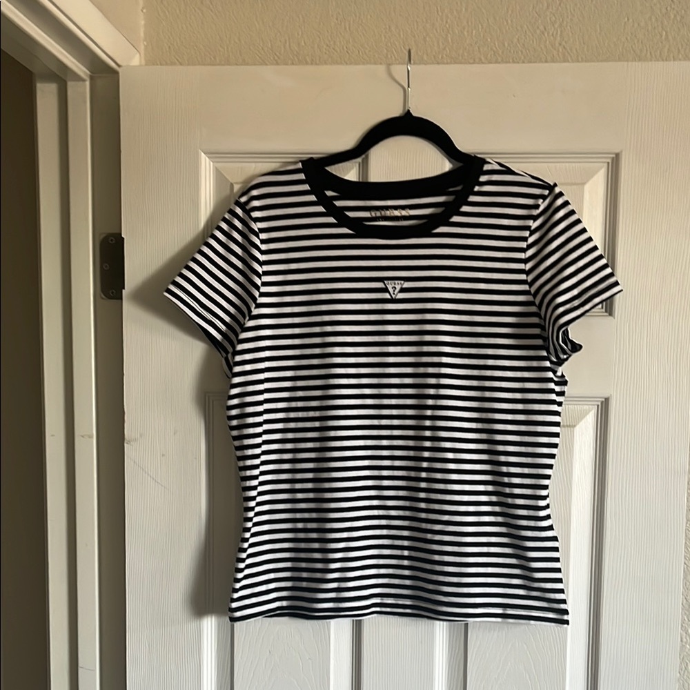 Guess Black and White Fitted Short Sleeve T-Shirt ( never used)